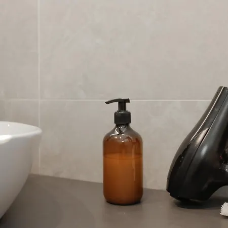 1' To The Station - Ac - Self Check-in - Netflix Apartament Genua